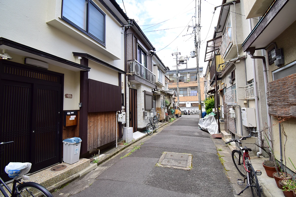 Fully renovated Licensed Guesthouse: Wooden Home with Traditional Charm Near West Oji Sanjo Station