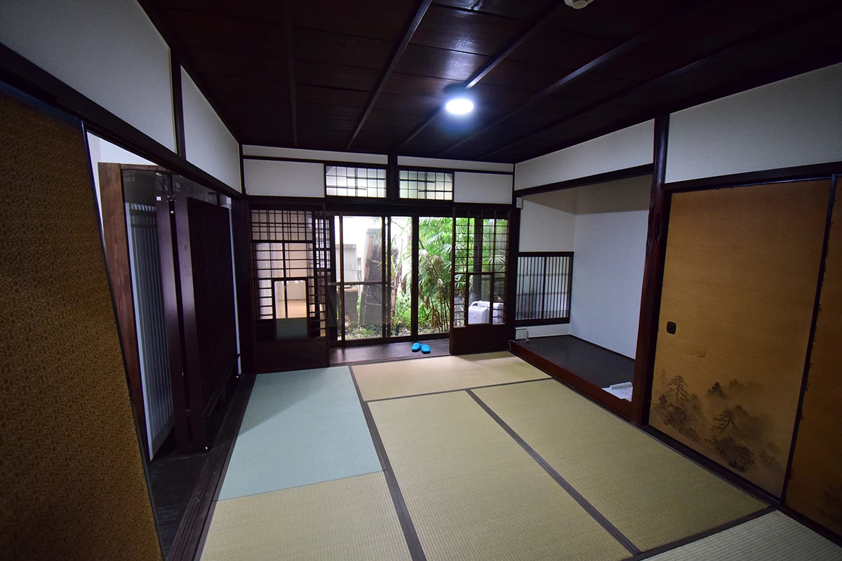 Modern Kyoto Machiya: Remodeled Living & Business Gem with Garden Views in Shimogyo