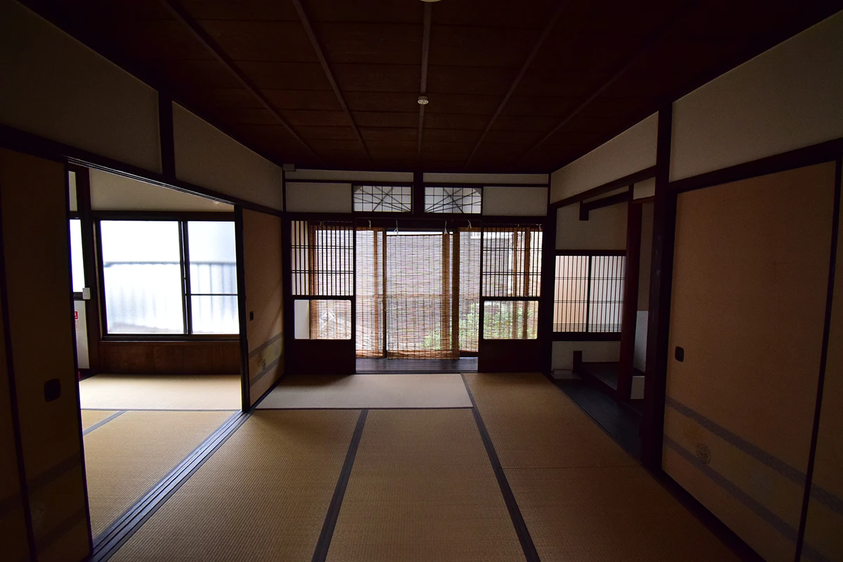 Modern Kyoto Machiya: Remodeled Living & Business Gem with Garden Views in Shimogyo
