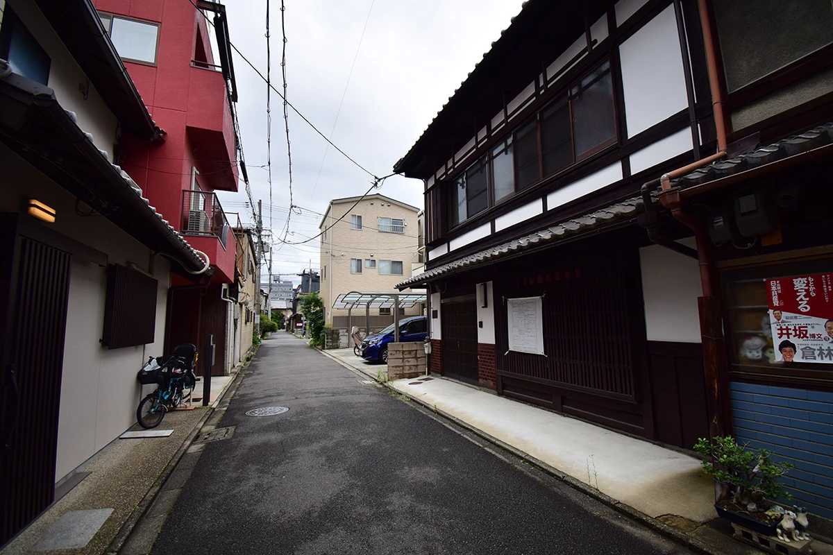 Modern Kyoto Machiya: Remodeled Living & Business Gem with Garden Views in Shimogyo
