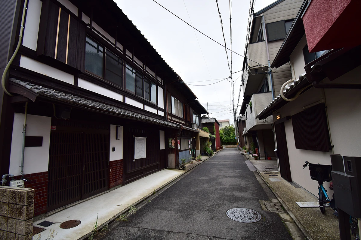 Modern Kyoto Machiya: Remodeled Living & Business Gem with Garden Views in Shimogyo