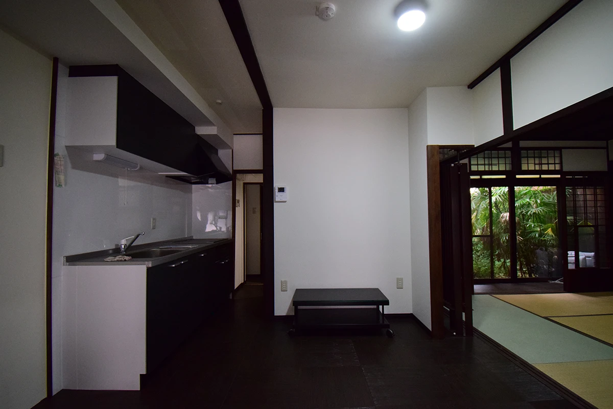 Modern Kyoto Machiya: Remodeled Living & Business Gem with Garden Views in Shimogyo