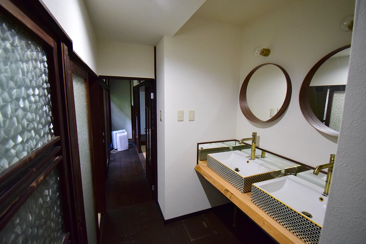 Modern Kyoto Machiya: Remodeled Living & Business Gem with Garden Views in Shimogyo