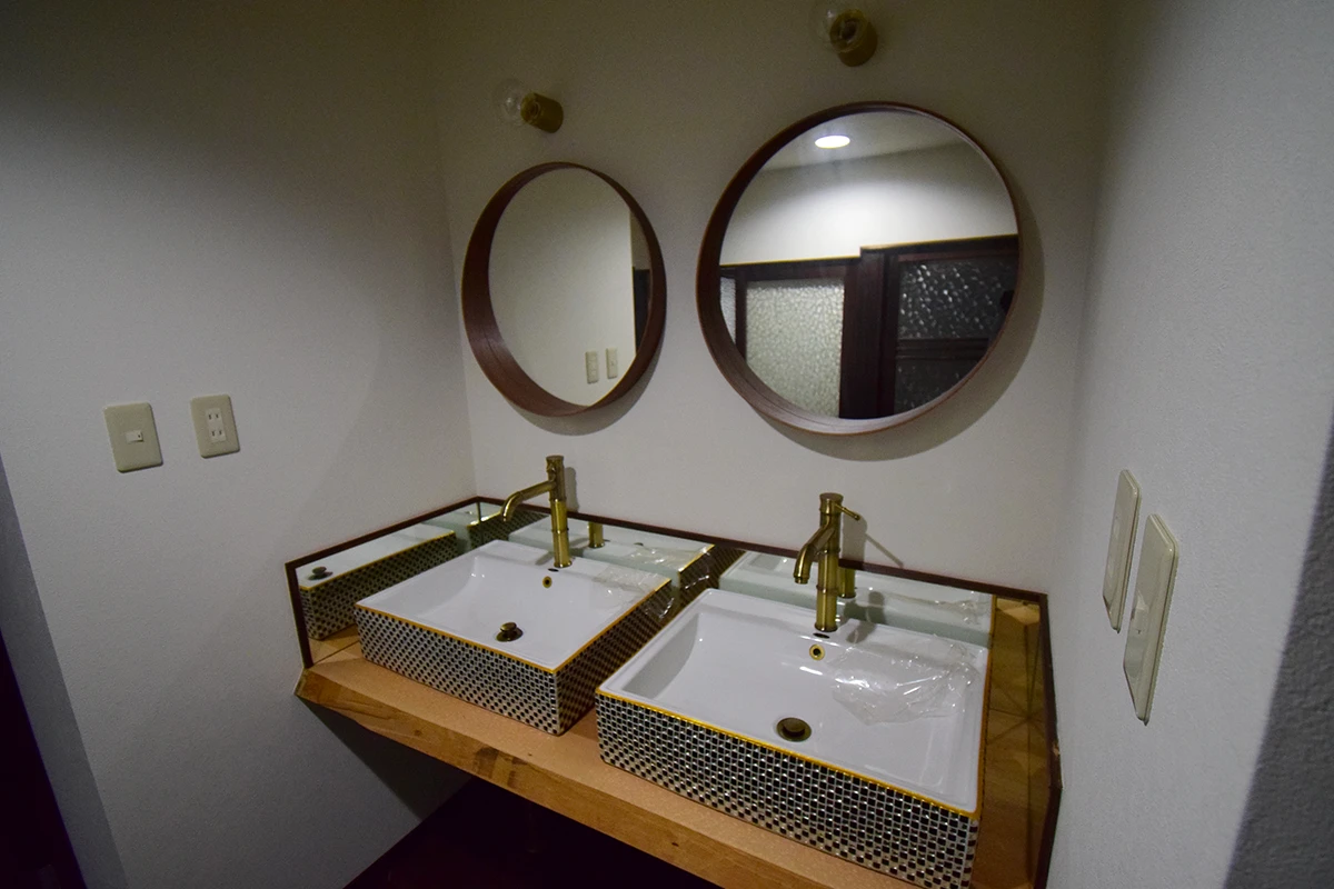 Modern Kyoto Machiya: Remodeled Living & Business Gem with Garden Views in Shimogyo