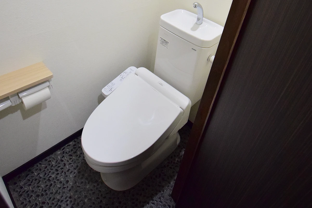 Modern Kyoto Machiya: Remodeled Living & Business Gem with Garden Views in Shimogyo
