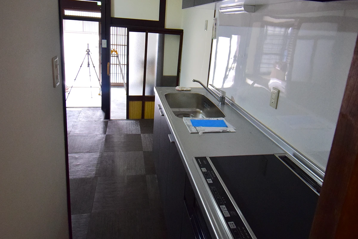Modern Kyoto Machiya: Remodeled Living & Business Gem with Garden Views in Shimogyo