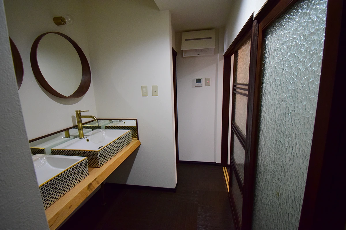 Modern Kyoto Machiya: Remodeled Living & Business Gem with Garden Views in Shimogyo