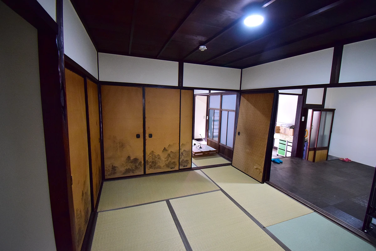 Modern Kyoto Machiya: Remodeled Living & Business Gem with Garden Views in Shimogyo