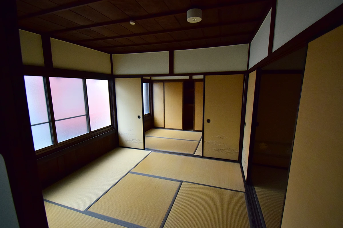 Modern Kyoto Machiya: Remodeled Living & Business Gem with Garden Views in Shimogyo