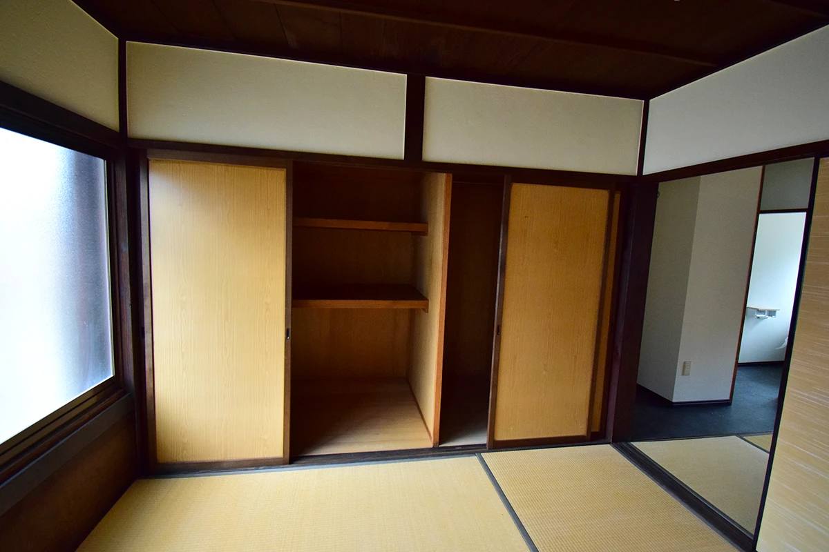Modern Kyoto Machiya: Remodeled Living & Business Gem with Garden Views in Shimogyo
