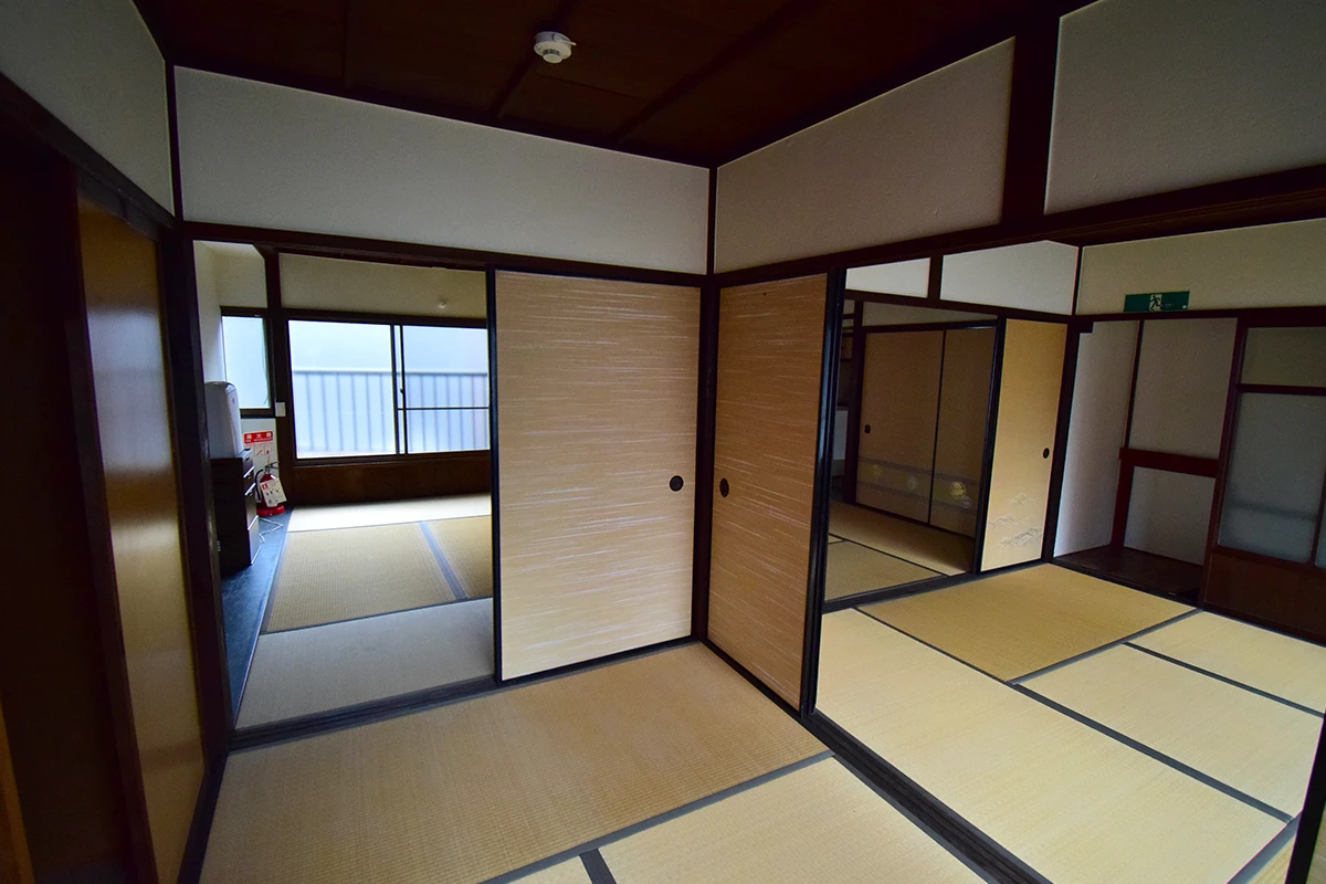 Modern Kyoto Machiya: Remodeled Living & Business Gem with Garden Views in Shimogyo