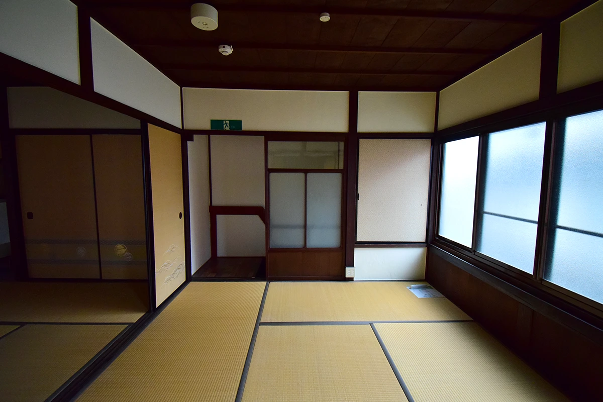 Modern Kyoto Machiya: Remodeled Living & Business Gem with Garden Views in Shimogyo