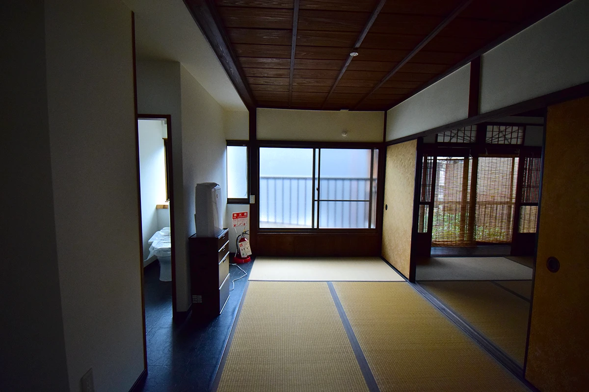 Modern Kyoto Machiya: Remodeled Living & Business Gem with Garden Views in Shimogyo