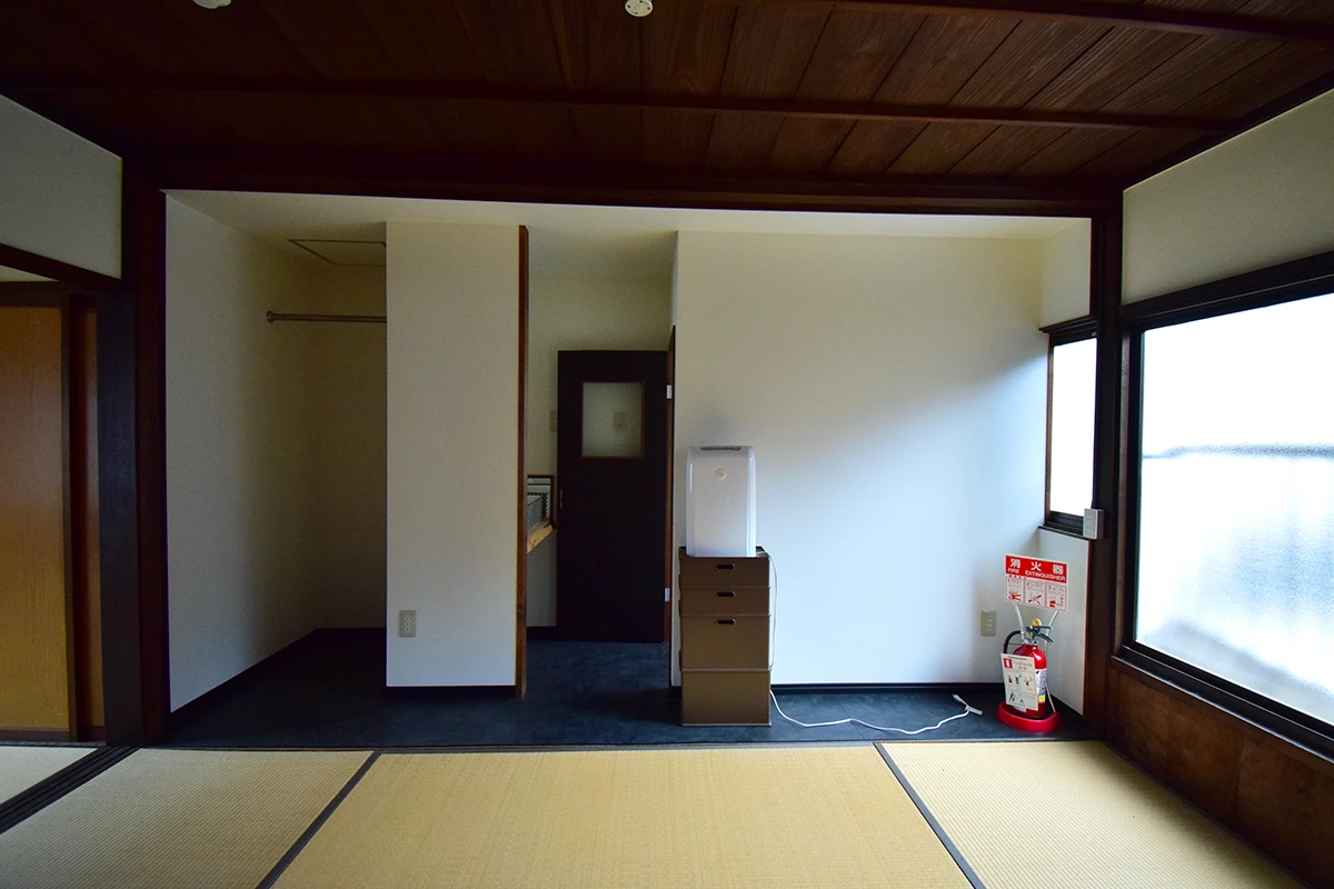Modern Kyoto Machiya: Remodeled Living & Business Gem with Garden Views in Shimogyo