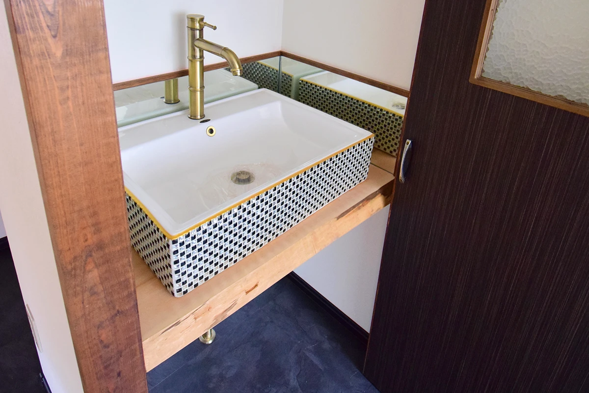 Modern Kyoto Machiya: Remodeled Living & Business Gem with Garden Views in Shimogyo