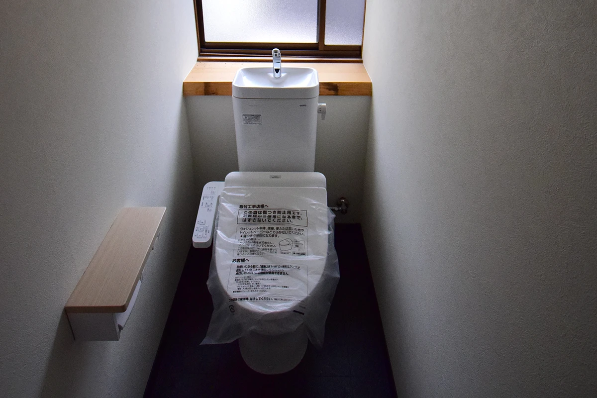 Modern Kyoto Machiya: Remodeled Living & Business Gem with Garden Views in Shimogyo