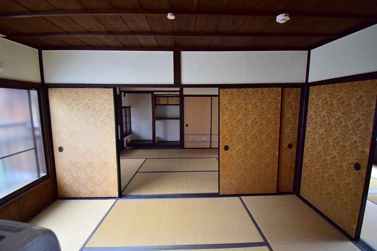 Modern Kyoto Machiya: Remodeled Living & Business Gem with Garden Views in Shimogyo