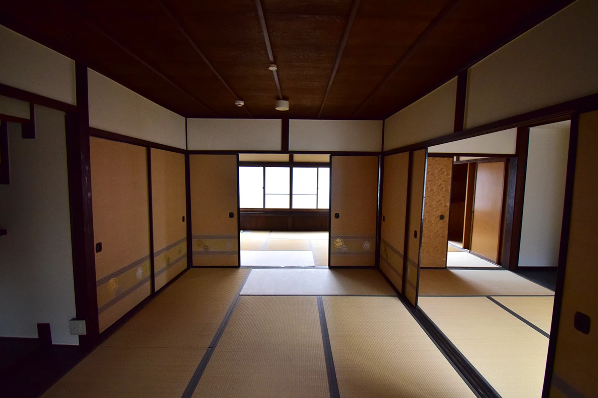 Modern Kyoto Machiya: Remodeled Living & Business Gem with Garden Views in Shimogyo