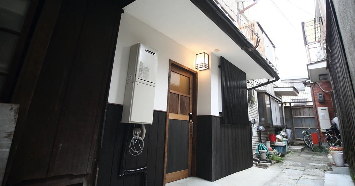 Higashiyama Machiya Gem: Remodeled Guesthouse with Garden & Prime Station Access