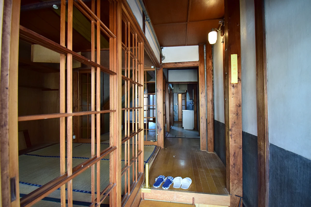 Unrenovated Historic Kyoto Machiya in a Vibrant Commercial District
