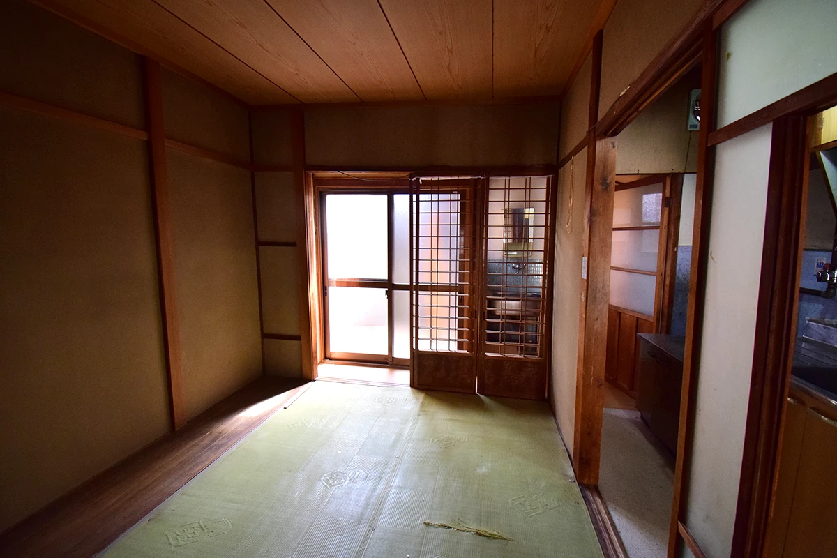 Unrenovated Historic Kyoto Machiya in a Vibrant Commercial District