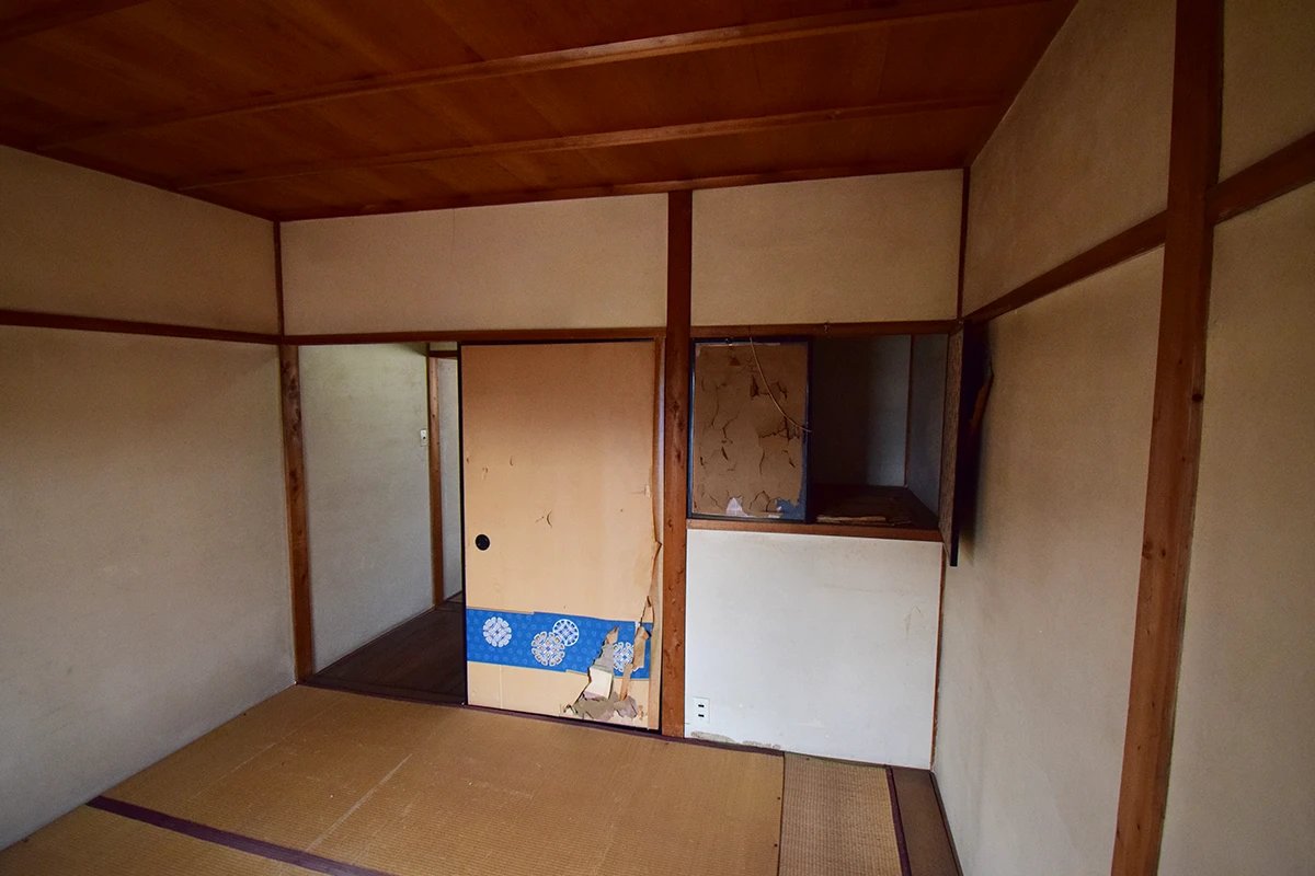 Unrenovated Historic Kyoto Machiya in a Vibrant Commercial District