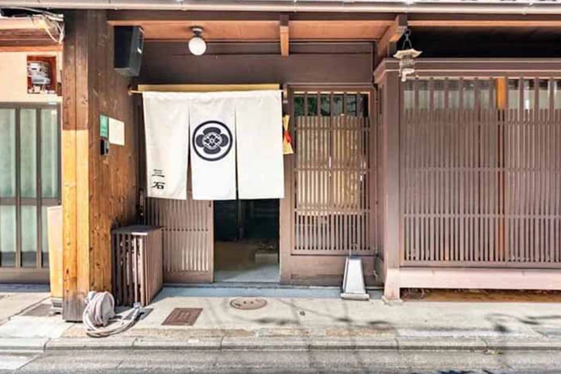 Licensed Guesthouse: Timeless Tradition Meets Modern Convenience in Ume-Koji