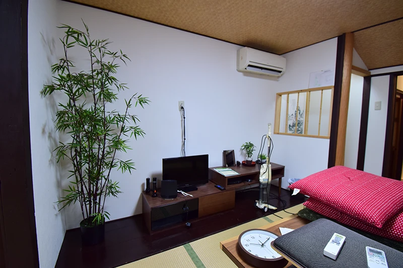 Kyoto Machiya in Juraku Kai: Timeless Tradition, Modern Functionality & Guesthouse Opportunity