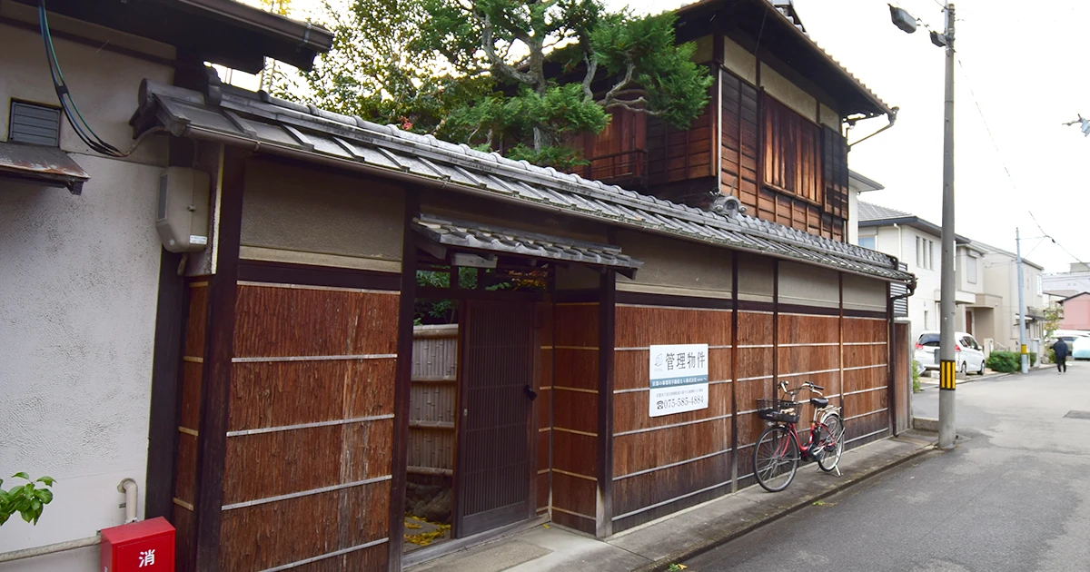 A classic Kyoto townhouse with no front entrance—perfect for living or hospitality use.