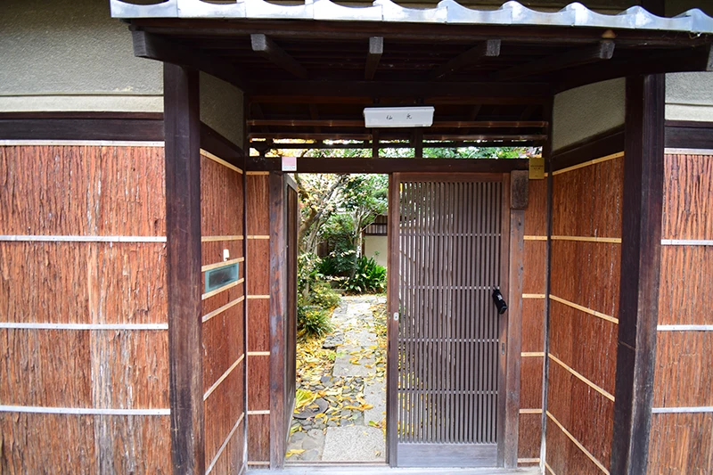 A classic Kyoto townhouse with no front entrance—perfect for living or hospitality use.