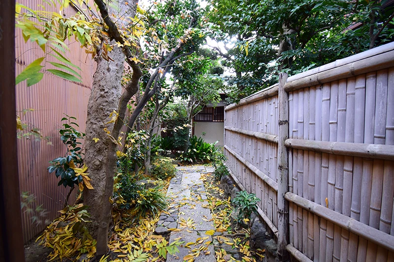 A classic Kyoto townhouse with no front entrance—perfect for living or hospitality use.