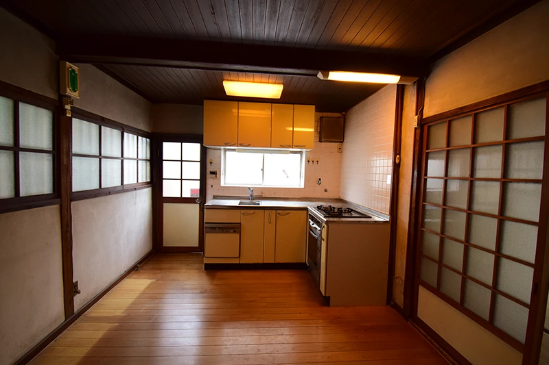 A classic Kyoto townhouse with no front entrance—perfect for living or hospitality use.