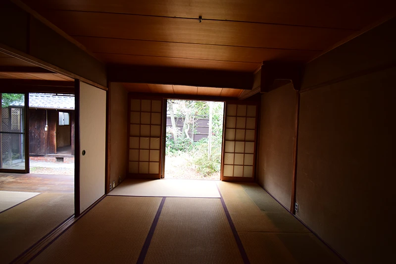 A classic Kyoto townhouse with no front entrance—perfect for living or hospitality use.