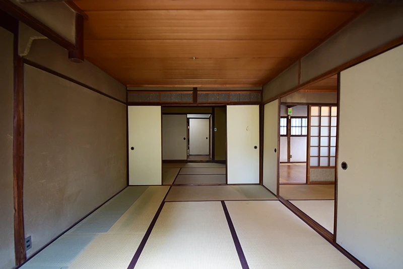 A classic Kyoto townhouse with no front entrance—perfect for living or hospitality use.