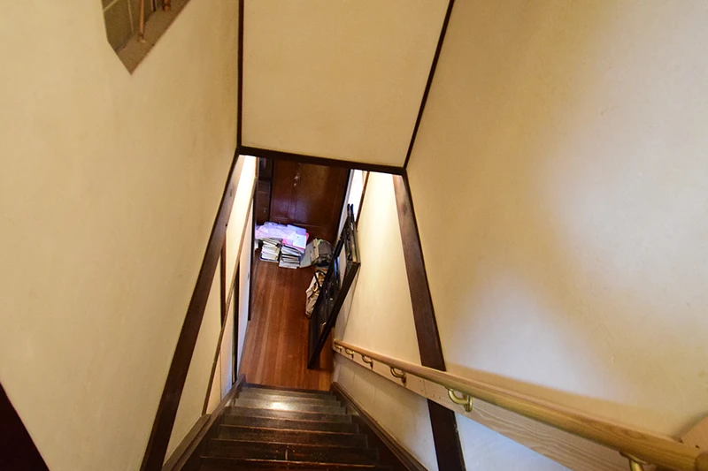 A classic Kyoto townhouse with no front entrance—perfect for living or hospitality use.