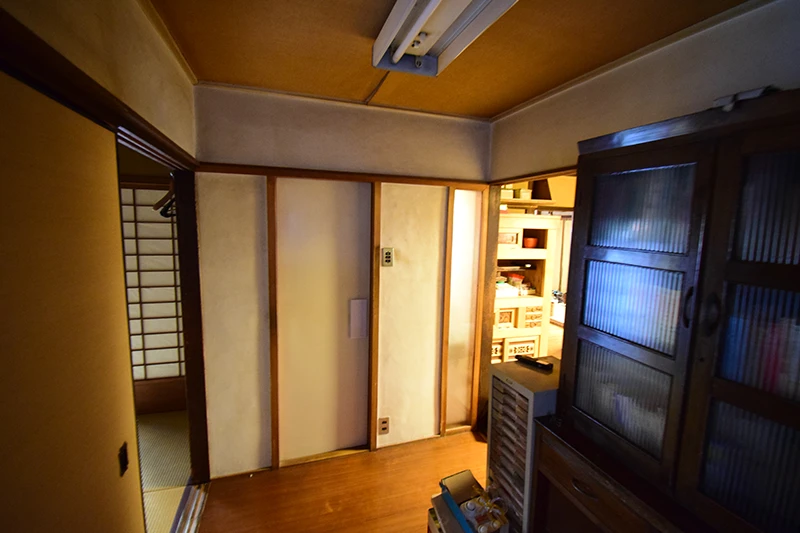 A classic Kyoto townhouse with no front entrance—perfect for living or hospitality use.