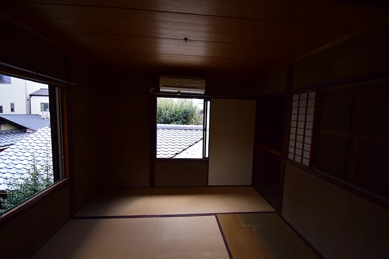 A classic Kyoto townhouse with no front entrance—perfect for living or hospitality use.