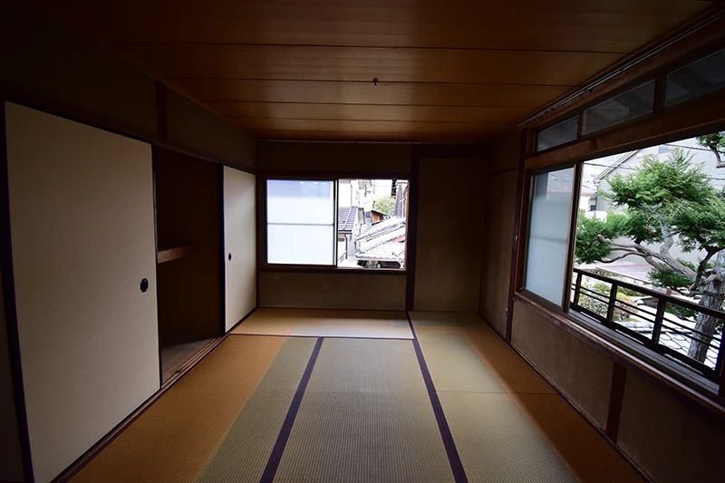 A classic Kyoto townhouse with no front entrance—perfect for living or hospitality use.
