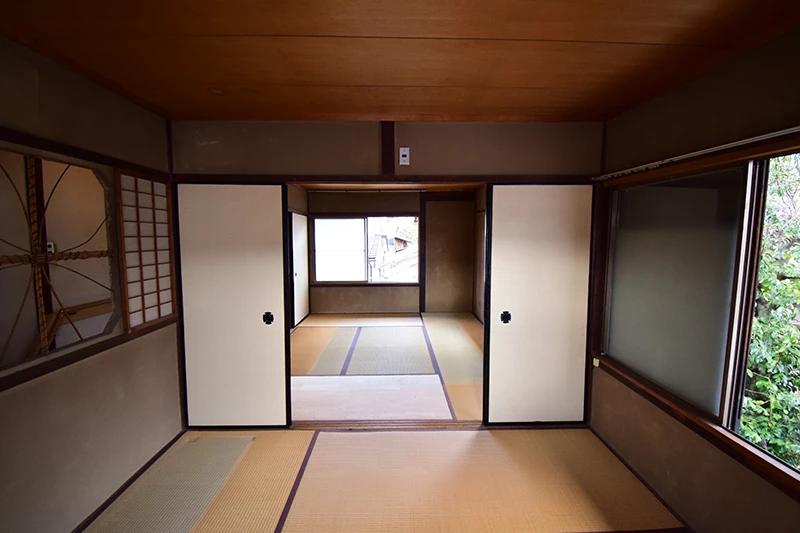 A classic Kyoto townhouse with no front entrance—perfect for living or hospitality use.