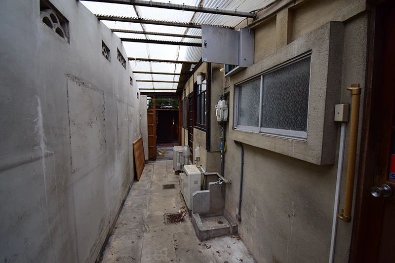 A classic Kyoto townhouse with no front entrance—perfect for living or hospitality use.