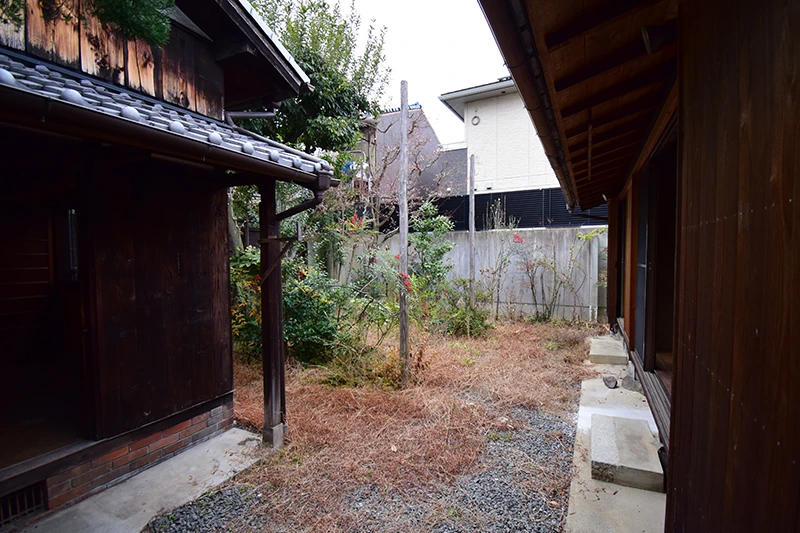 A classic Kyoto townhouse with no front entrance—perfect for living or hospitality use.