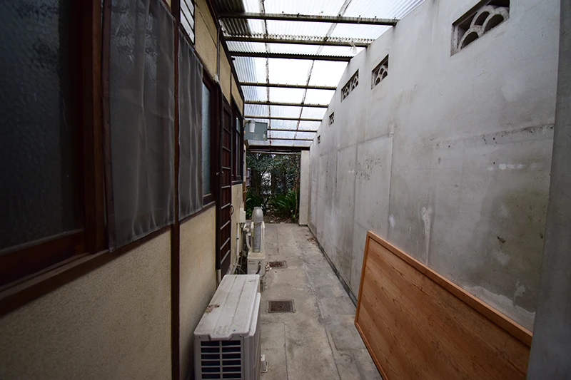 A classic Kyoto townhouse with no front entrance—perfect for living or hospitality use.