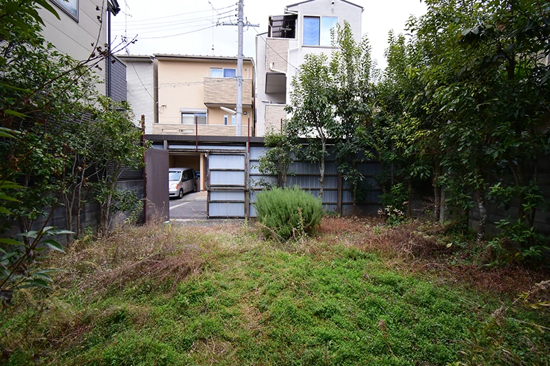 A classic Kyoto townhouse with no front entrance—perfect for living or hospitality use.