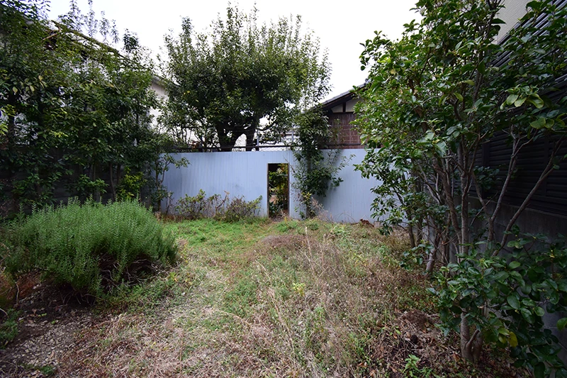 A classic Kyoto townhouse with no front entrance—perfect for living or hospitality use.