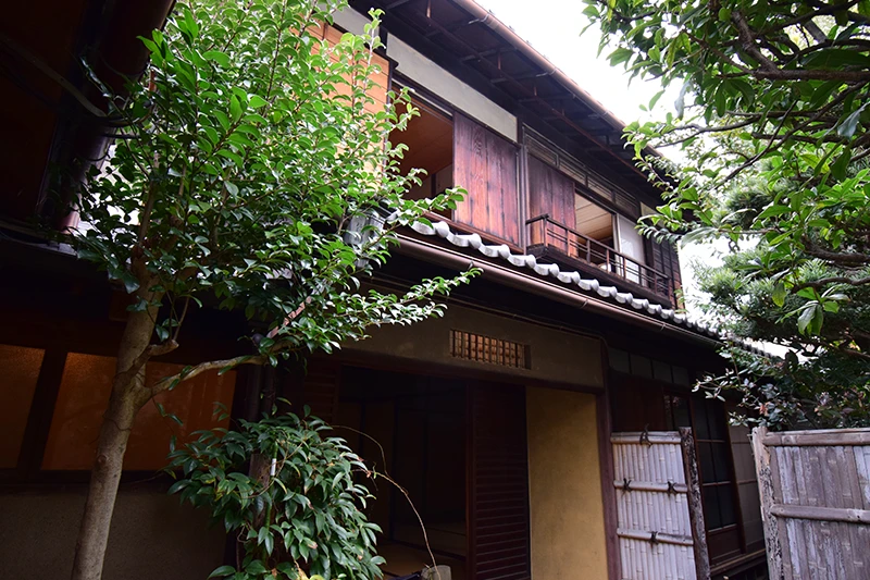 A classic Kyoto townhouse with no front entrance—perfect for living or hospitality use.