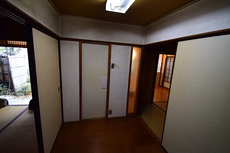 A classic Kyoto townhouse with no front entrance—perfect for living or hospitality use.