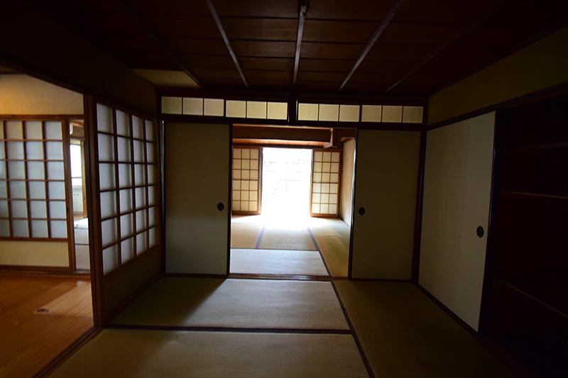 A classic Kyoto townhouse with no front entrance—perfect for living or hospitality use.