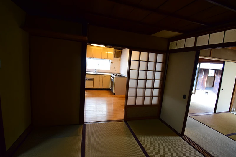A classic Kyoto townhouse with no front entrance—perfect for living or hospitality use.